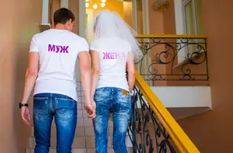 Жених и невеста в джинсах и футболке